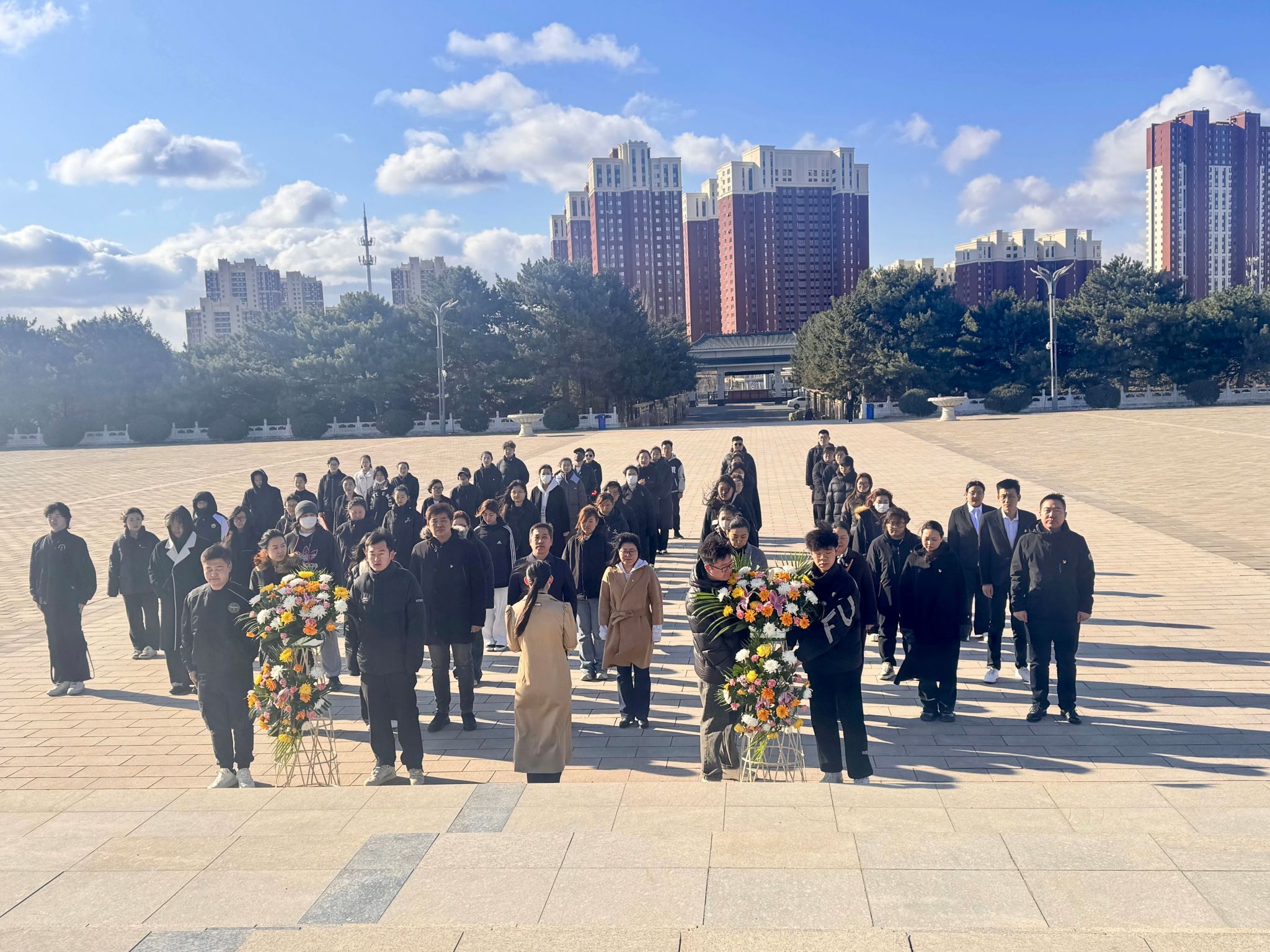 音樂與舞蹈學院、法學院黨總支聯(lián)合開展祭奠英烈黨員教育活動