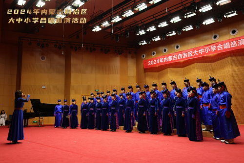 呼和浩特民族學院“奈日樂”合唱團參加全區(qū)大中小學合唱團巡演活動