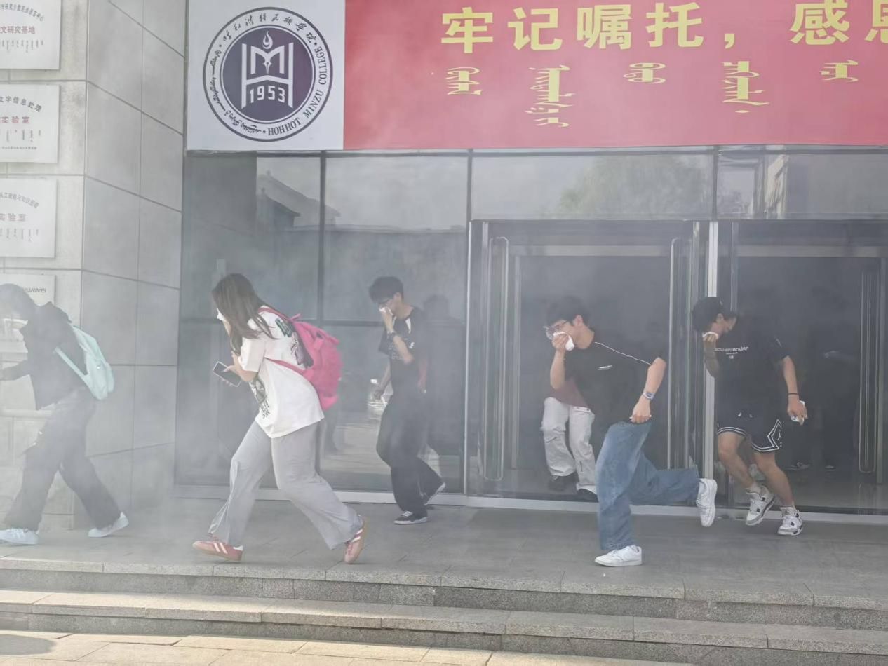 化學與環(huán)境工程學院聯(lián)合安全管理處和實驗室管理中心開展實驗室消防安全知識培訓及應急演練